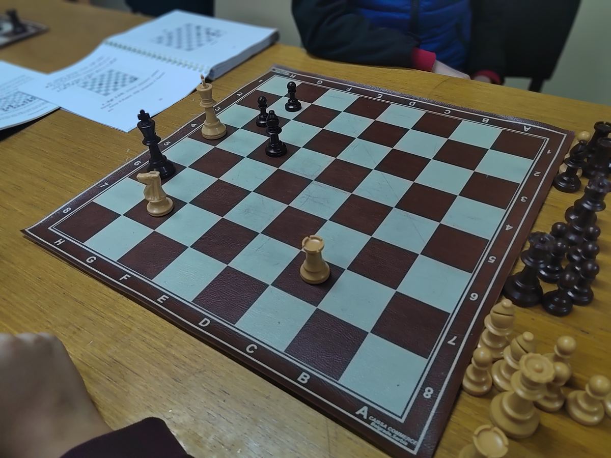 Partija šaha na tabli u Šah klubu Bela Crkva